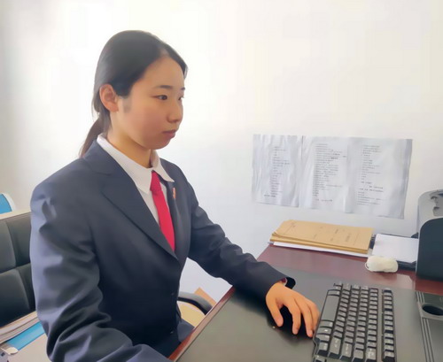 杨玲玲.jpg 杨玲玲.jpg