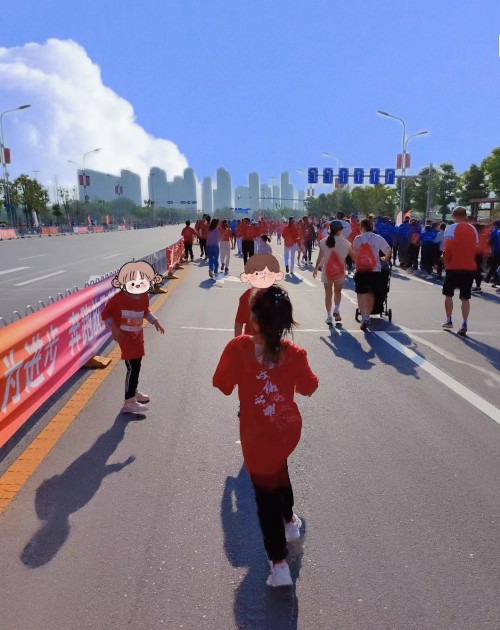 参赛选手-子女陪跑.jpg 参赛选手-子女陪跑.jpg
