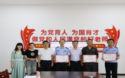 5区法院党组副书记、副院长刘光辉到文昌中学澴川校区开展选聘后的“法治第一课”.2.jpg 5区法院党组副书记、副院长刘光辉到文昌中学澴川校区开展选聘后的“法治第一课”.2.jpg