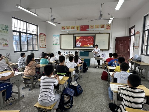 7政治部主任易文杰——朋兴乡涂河小学.jpg 7政治部主任易文杰——朋兴乡涂河小学.jpg