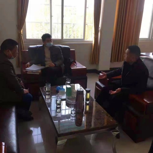 7.执行干警实地走访汽贸公司.jpg